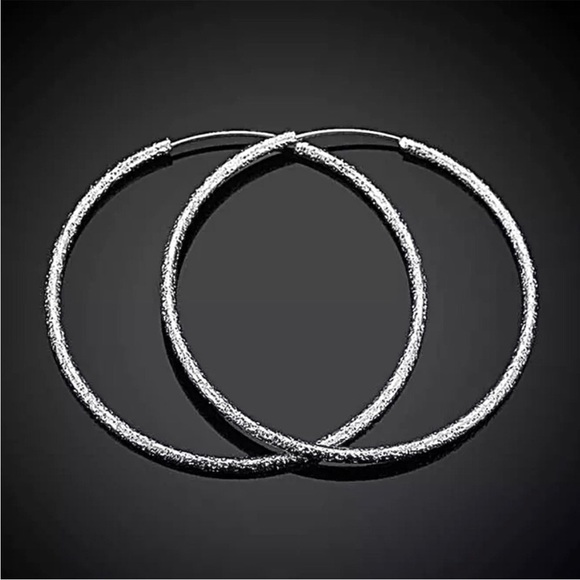 💖 Silver Endless Diamond Cut Frosted Hoop Earrings NEW - Picture 5 of 5